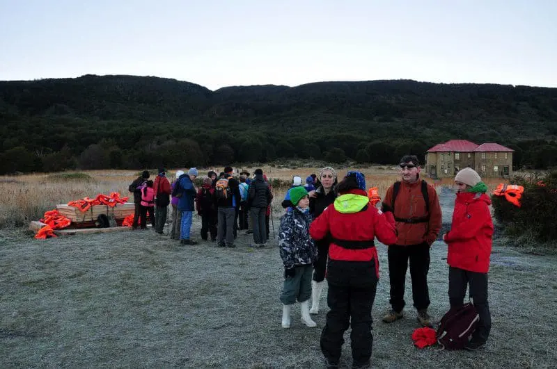 Os grupos foram divididos dependendo da disposição. Caminhada leve, à margem da ilha e caminhada média-pesada, montanha acima