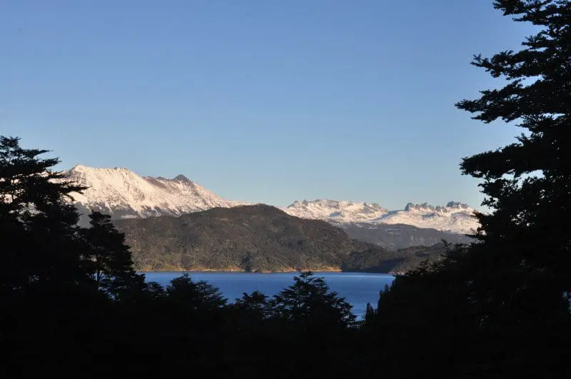 Ao atingirmos o ponto alto da montanha a paisagem se abriu ainda mais. Um conjunto de montanhas salpicadas de gelo e neve combinadas com um verde escuro e um azul marinho profundo