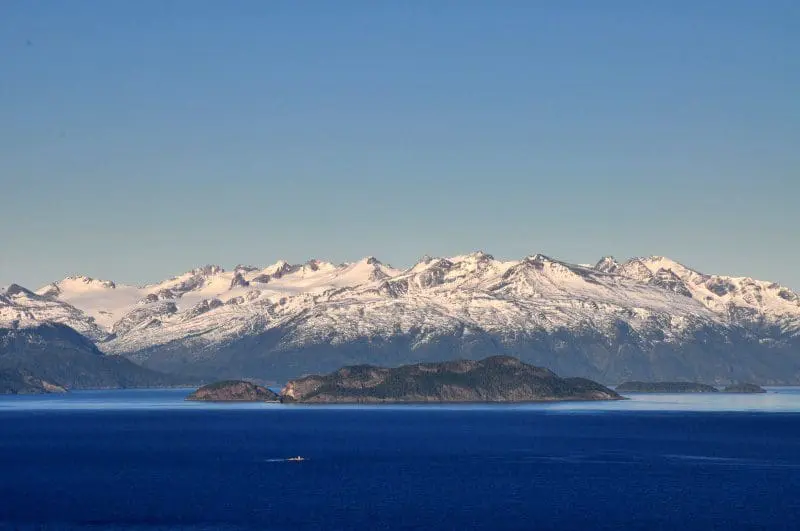 Ao atingirmos o ponto alto da montanha a paisagem se abriu ainda mais. Um conjunto de montanhas salpicadas de gelo e neve combinadas com um verde escuro e um azul marinho profundo