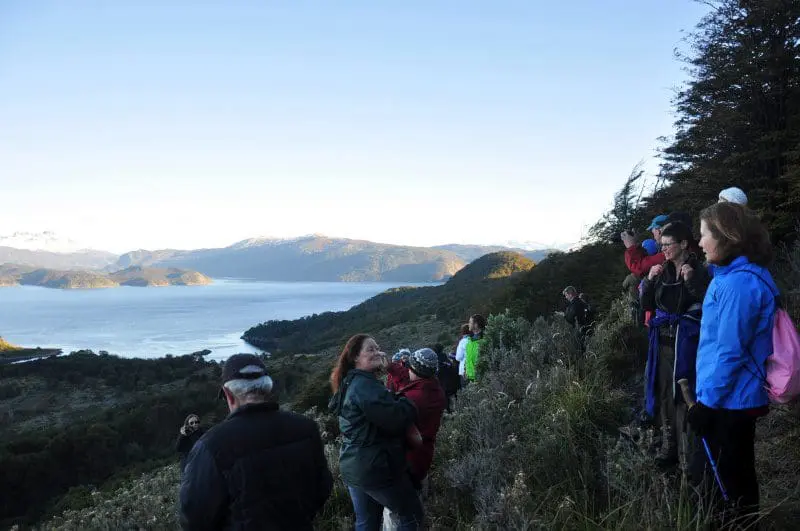Os guias de expedição fazem um pedido em meio ao alvoroço que a paisagem causara: “Por favor, vamos fazer um minuto de silêncio?” "Please , let's take a moment of silence "