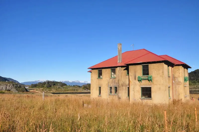 A casa é um marco que simboliza a passagem de Charles Darwin neste lugar durante a sua viagem a bordo do HMS Beagle,