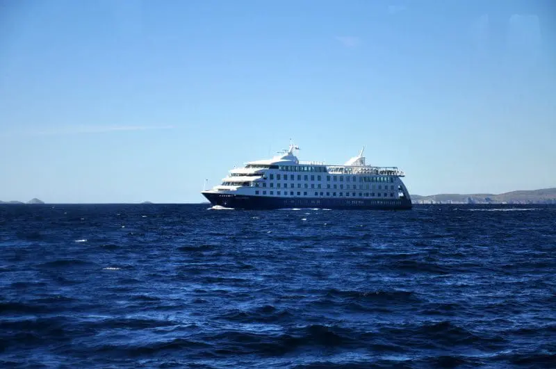 Por volta das 14 horas, durante o almoço, somos surpreendidos pelo navio Stella Australis, que retornava do Cabo Horn