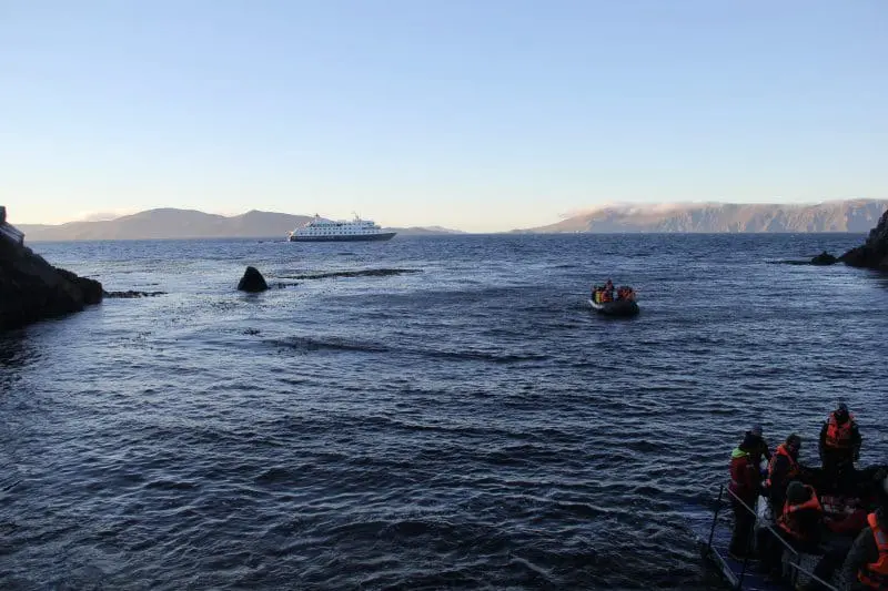 Navio Via Australis ancorado no Cabo Horn. Desembarque deve ser sempre em condições climáticas favoráveis - Foto: DT