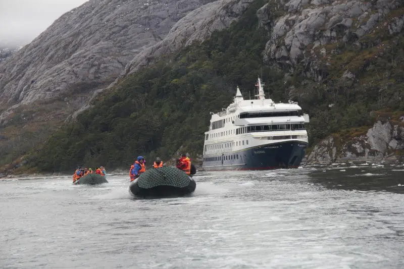 Barcos zodiacs navegam em canal na Patagônia chilena