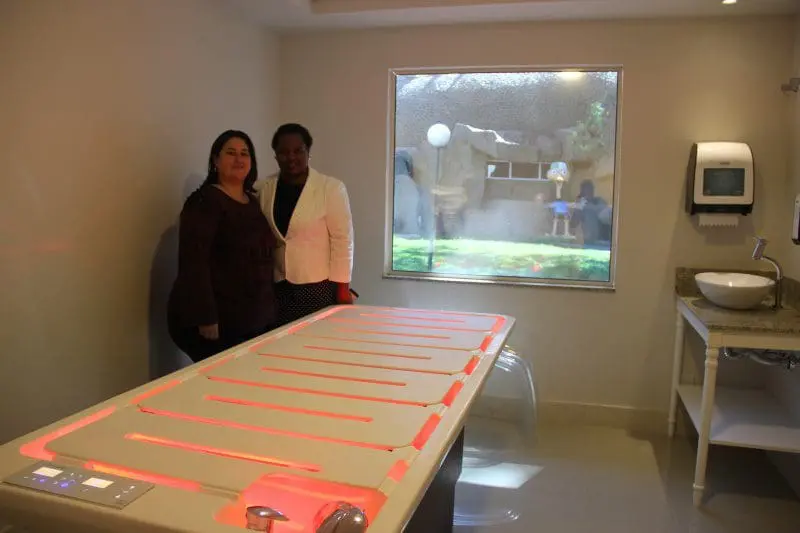 Priscilla, acompanhada da gerente comercial, Nilva Meirelles, apresenta a “Wet Table”