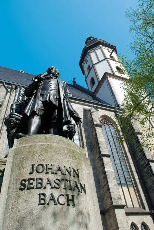 Estátua de Johann Sebastian Bach, o mais famoso cantor solista da igreja Thomaskirche (ao fundo)