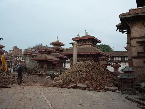 Templos destruídos na Durbar Square logo após o terremoto (Foto: Nádia Otake/ Grassroots News International)