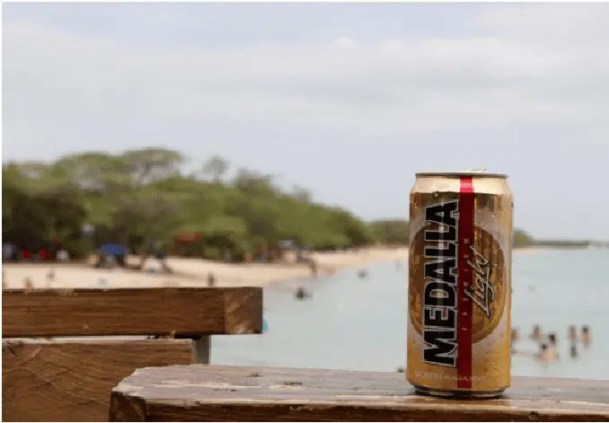 Na praia Combate no Restaurante Annie´s Place . Mar, sol e comida típica nesta marisqueria com direito a cerveja Medalla