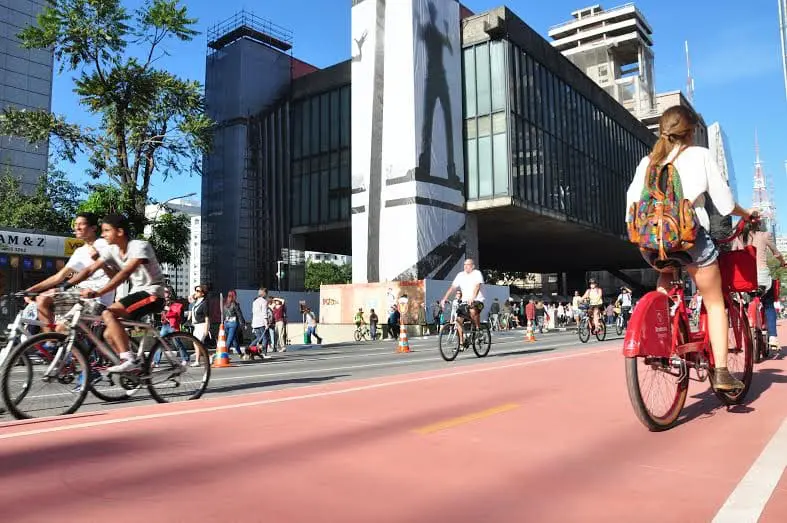 Grande número de pessoas passaram pela Paulista ao longo do dia – para usufruir da avenida sem carros (Foto: Wanderley Mattos Jr)