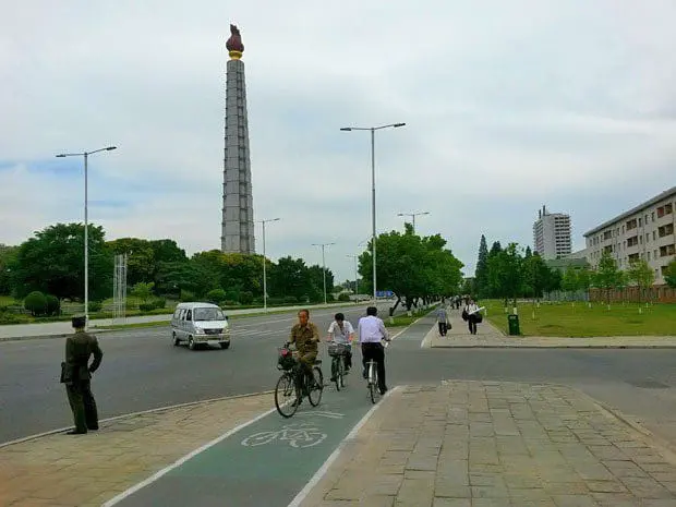 Pyongyang é geograficamente amigável para ciclistas, mas chegou a estabelecer no passado uma proibição do uso de bicicletas em seu centro, medida já cancelada (Foto: Jaka Krisnadi/Reuters)