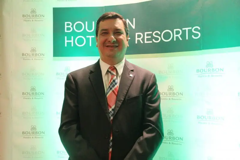 Antes dos partners serem chamados, Jefferson reforçou a importância da equipe comercial da rede Bourbon (Foto: DT)