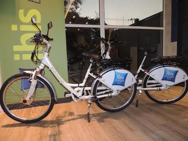 As bicicletas atingem até 30 Km/h e sua bateria dura até 30 Km