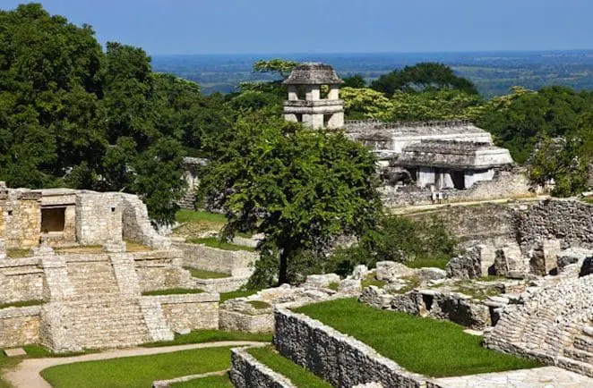 A beleza do local, declarado Patrimônio da Humanidade pela UNESCO em 1987, cresce com a paisagem de fundo