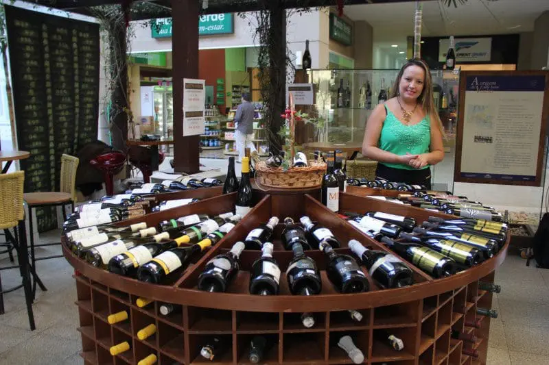 Suelem Martins é uma das sommeliers integrante do projeto