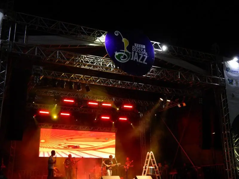 Palco montado no bairro de Ponta Negra, em Natal (foto: Marcos J.T Oliveira