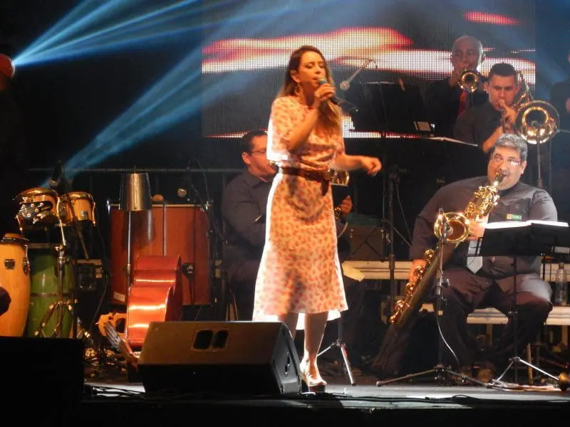 Show na Praia de Pipa. A Sesi Big Band com Roberta Sá, cantora natalense de jazz e radicada no Rio de Janeiro (Foto: Marcos J.T. Oliveira)
