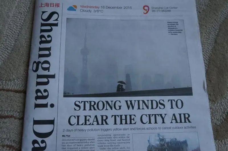 ‘Ventos fortes ajudam a limpar os céus da cidade”. A manchete é do Diário de Shanghai