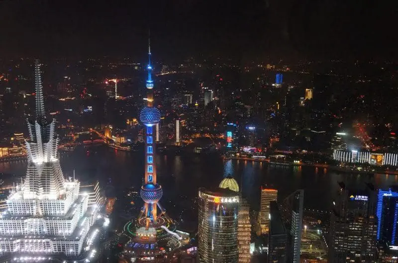 Pearl Tower iluminada vista a partir do Shanghai International Financial Center