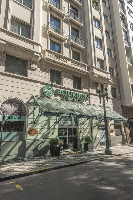 O Bourbon São Paulo Business Hotel possui 127 apartamentos sendo: (109 apartamentos standard e superior, 7 apartamentos superior plus, 10 suítes júnior e 1 suíte classic)