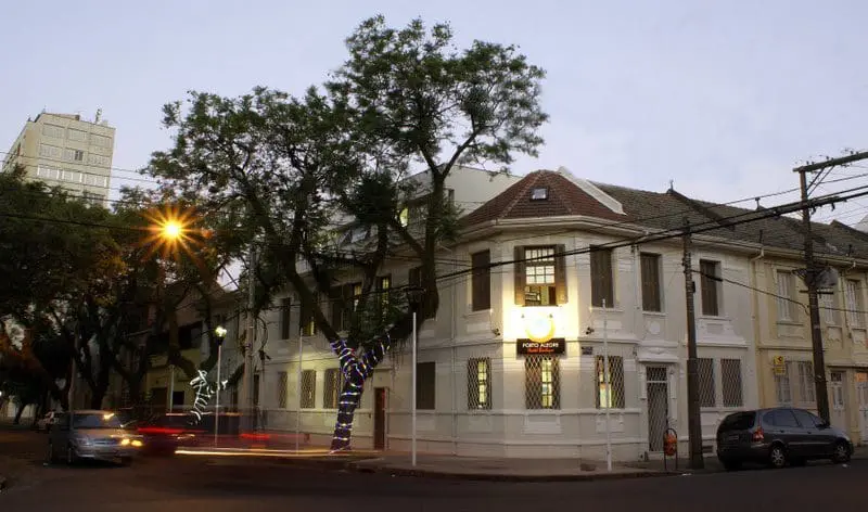 Inaugurado em dezembro de 2011, o Hostel Boutique está localizado em casarão no centro histórico de Porto Alegre, próximo ao Shopping Total (bairro Floresta)
