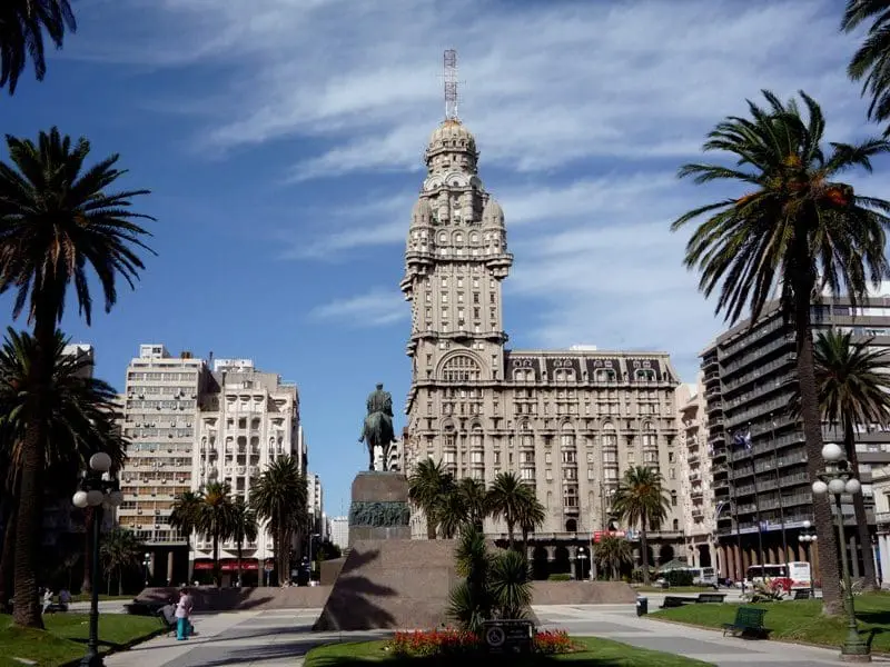 Praça da Independência, em Montevidéu. (Foto: divulgação)
