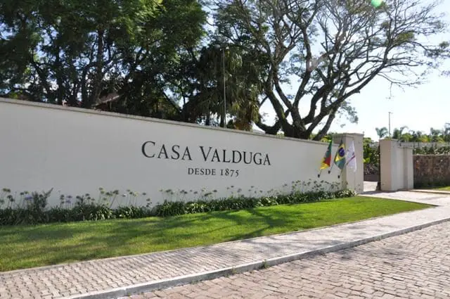 As construções de pedras que nos recebem remetem a uma solidez de um negócio forjado por anos de trabalho