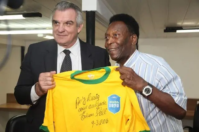 O contrato foi assinado do escritório do atleta, no centro de Santos, com a presença do prefeito Paulo Alexandre Barbosa (Foto: divulgação)
