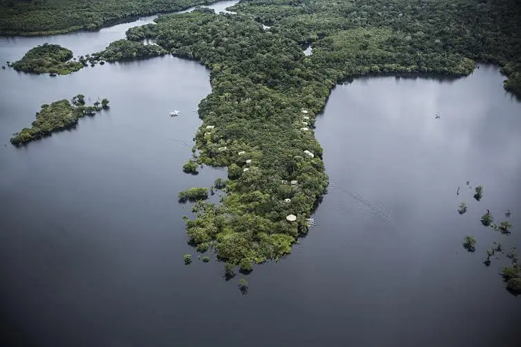 Cercado pela floresta, em Autazes, o hotel fica numa área preservada de 7.000 hectares, a 3 horas de Manaus por barco e via terrestre (Foto: Nelson Garrido)