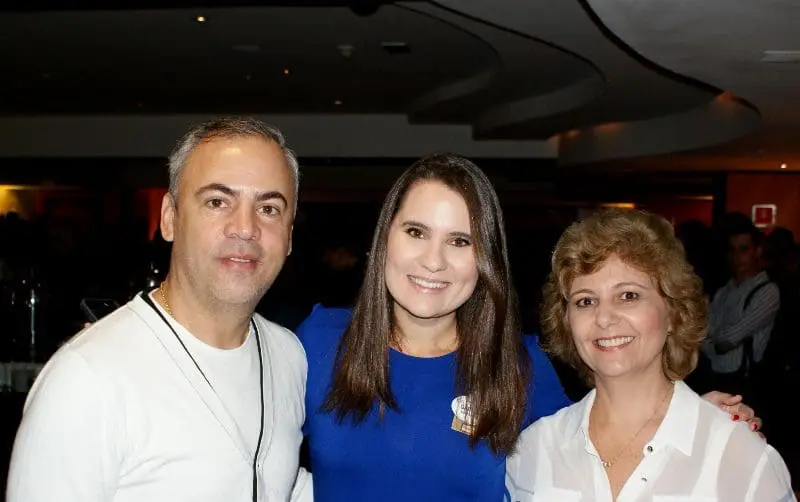 Gabriela Delai com Ildo Santos, da Fortur, e Lucia Couto, da LHC