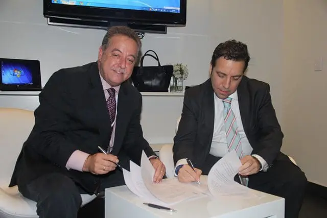 Michael Barkoczy e Roberto Palais, no momento da assinatura do convênio (Foto: DT)
