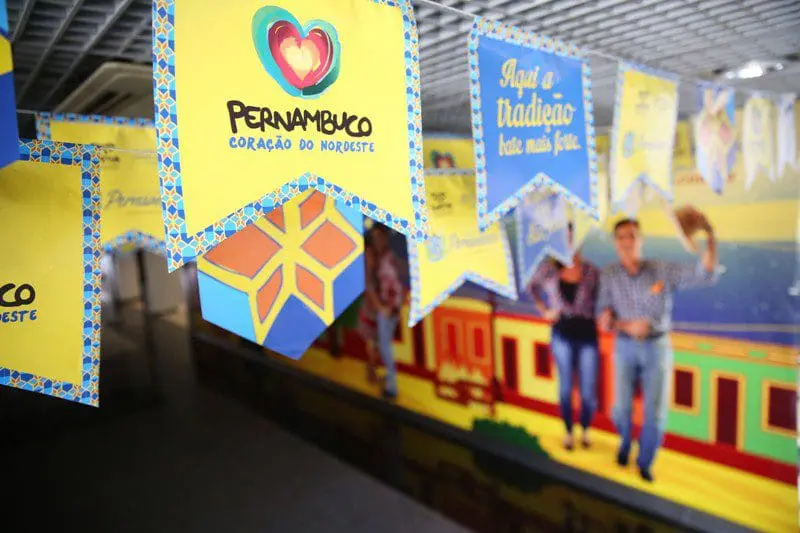 Quem chegar a Pernambuco de avião vai encontrar, logo no conector de desembarque, dois painéis alusivos às festas de São João. (Foto: divulgação)