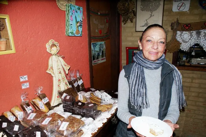 A própria Lucia prepara os doces servidos no estabelecimento
