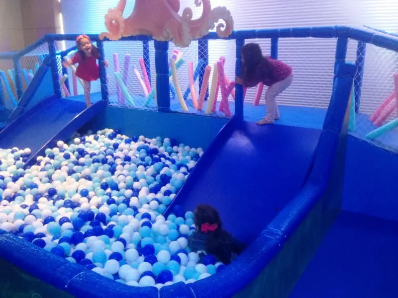 Crianças na piscina de bolinha do novo espaço do Novotel Center Norte