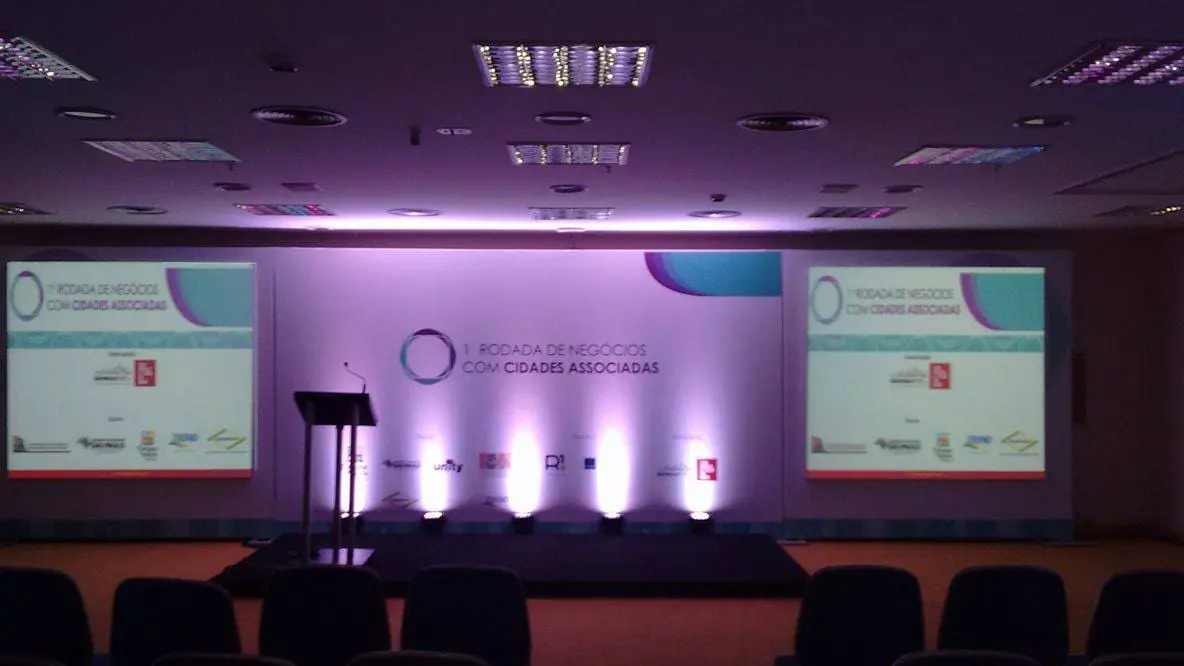 Um palco foi montado para receber o 1ª Rodada de Negócios e Capacitação com as Cidades Associadas. (Foto: DT)