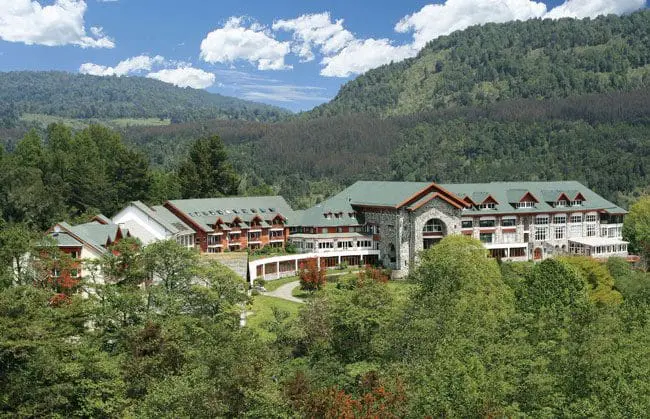 O Puyehue, construído em estilo alpino, localiza-se na região dos Lagos Andinos, cercado de bosques, rios e lagos do Parque Nacional Puyehue