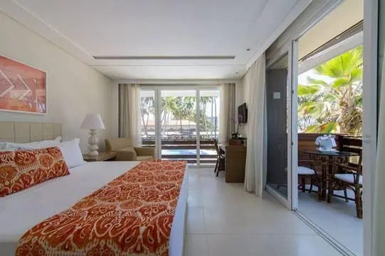 Todas as acomodações do resort, 96 ao todo, dispõem de inúmeras comodidades, entre elas, TV de plasma, cama king size, internet wi-fi, telefone com discagem direta, secador de cabelo e cofre
