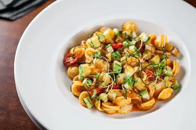Entre as sugestões, salada de costela desfiada com tomate, ovo cozido, chalota e molho gorgonzola; orechiette, abobrinha, tomate seco, queijo Araxá; e cheesecake Romeu e Julieta