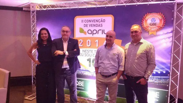 Diretores e Gerentes da April reúnem-se para traçar estratégias de mercado.