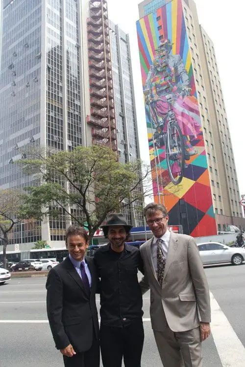 Kobra, ao lado de Patrick Mendes (CEO da Accor) e Frank Pruvost (diretor de desenvolvimento da marca Ibis