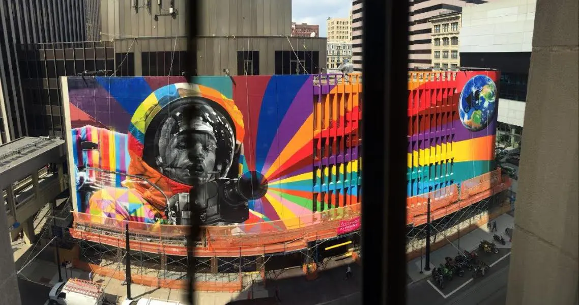 Em agosto, o muralista brasileiro fez em Cincinnati, nos EUA, um mural de 44 metros de largura por 16,15 metros de altura, sobre o astronauta Neil Armstrong (Foto: divulgação)