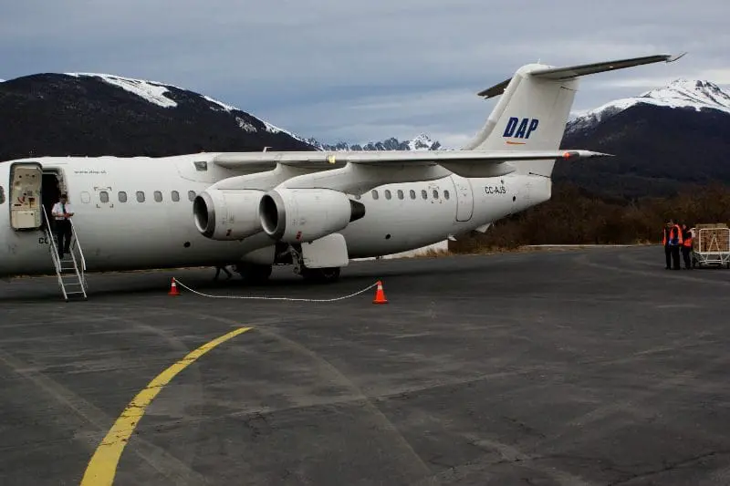Aeronave DAP na pista de pousos e decolagens de Puerto Williams
