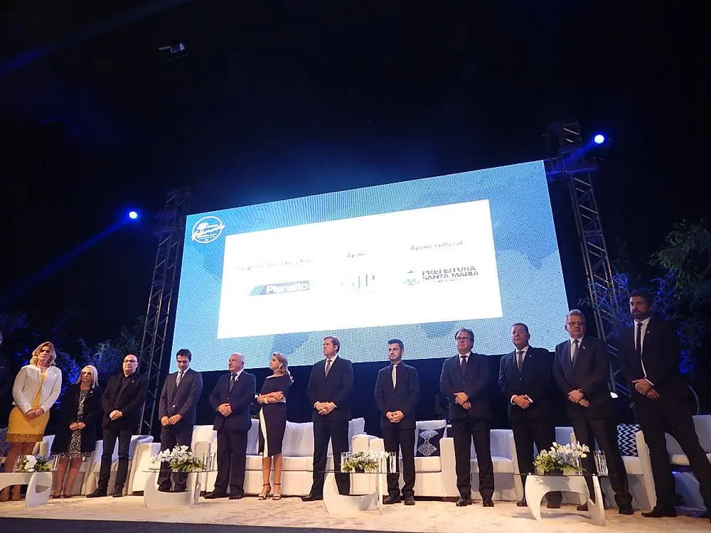 Participantes da cerimônia de abertura no Palácio dos Festivais
