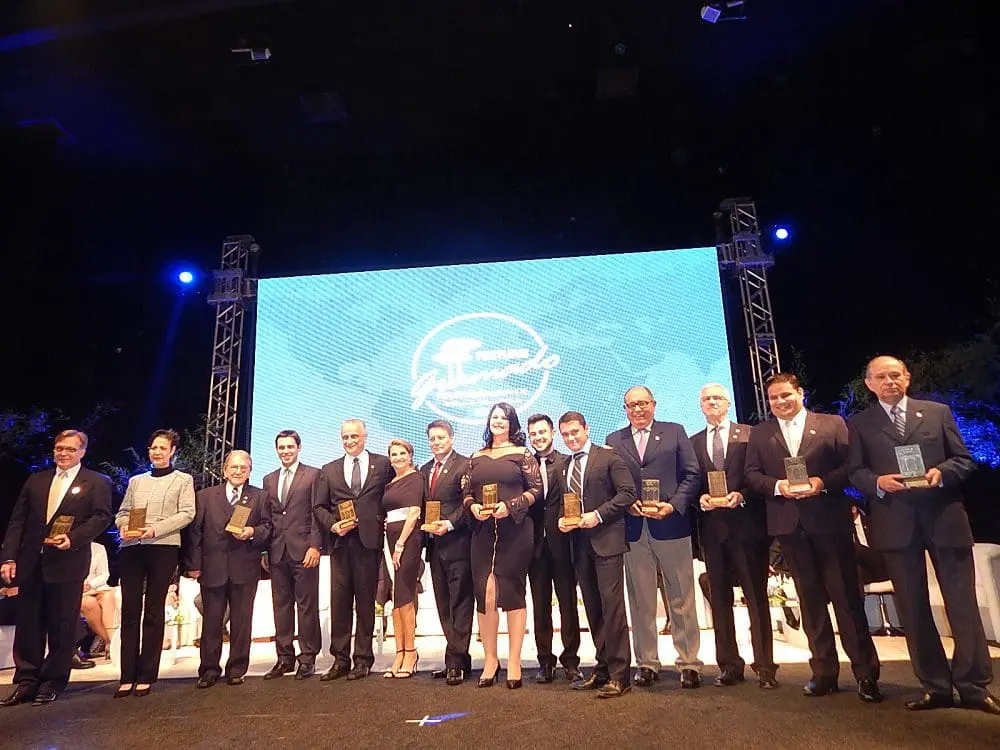 Premiados recebendo o troféu de Amigo do Festuris 2016