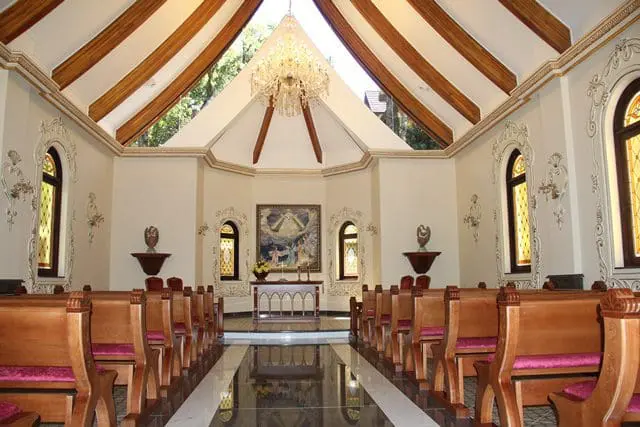 Estávamos no interior do templo e a manhã da primavera trazia canto de pássaros e raios de sol que entravam pelos vitrais e refletiam em um grande lustre