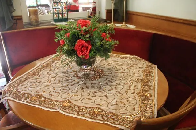 Decoração: louças pintadas e confeccionadas com a delicadeza das mãos da artesã anônima, bordados elaborados que remetem às estórias da infância, móveis e lustres requintados, mas que não afrontam pelo luxo afetado