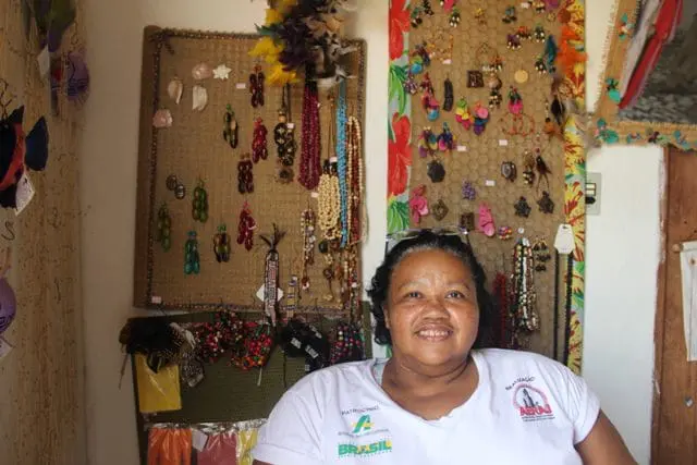 Silvia Negrão, vice-presidente da Associação, comenta que o shopping das artesãs é a mata, rio e o mar