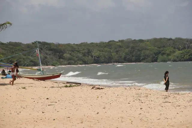 Vale uma caminhada pela praia para sentir a brisa no calor intenso e revigorante (Foto: DT)