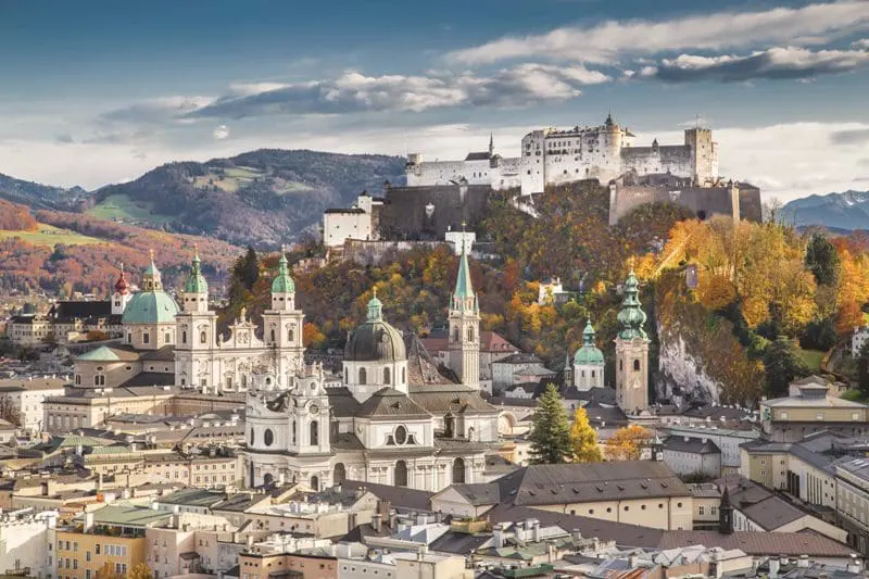 Os viajantes poderão desfrutar de grandiosas construções arquitetônicas, como monumentos históricos, castelos, igrejas e palácios (Foto: Divulgação)