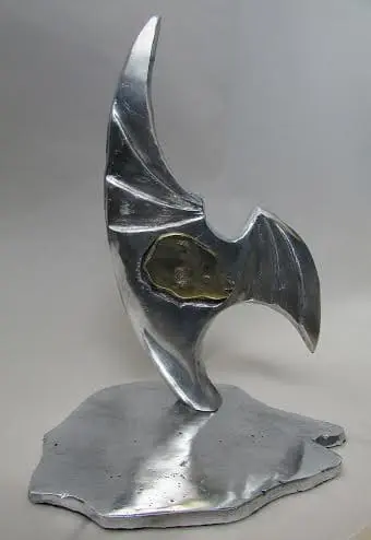 O troféu é uma obra do artista plástico Luiz Gagliastri