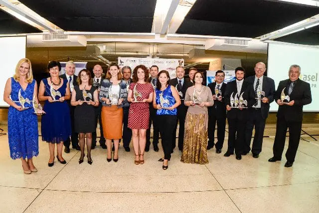 Premiados na última versão, em evento que ocorreu no Museu Oscar Niemeyer (Foto: divulgação)